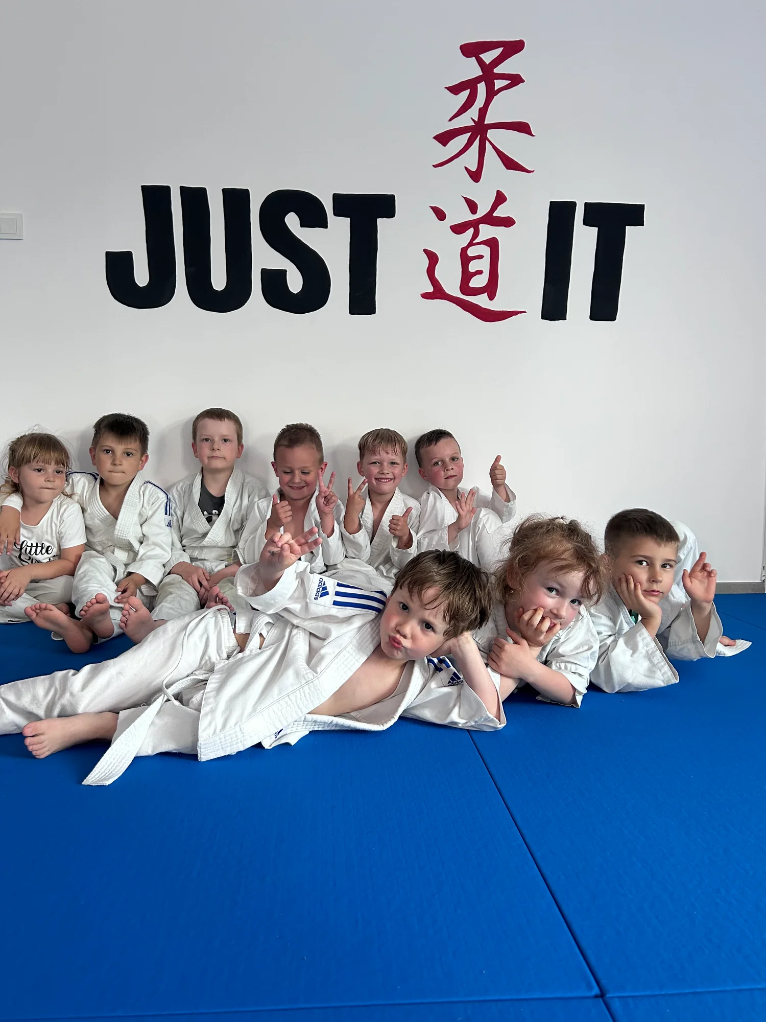 Dzieci z Judo Onia wspólnie na macie w klubowej sali w Gliwicach